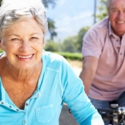 giovani anziani in bicicletta